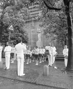 884964 Afbeelding van een optreden van het muziekkorps Fraternitas op het Domplein, tijdens de festiviteiten ter ...